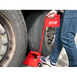 cale de quai avec roulettes et panneau STOP ROUGE