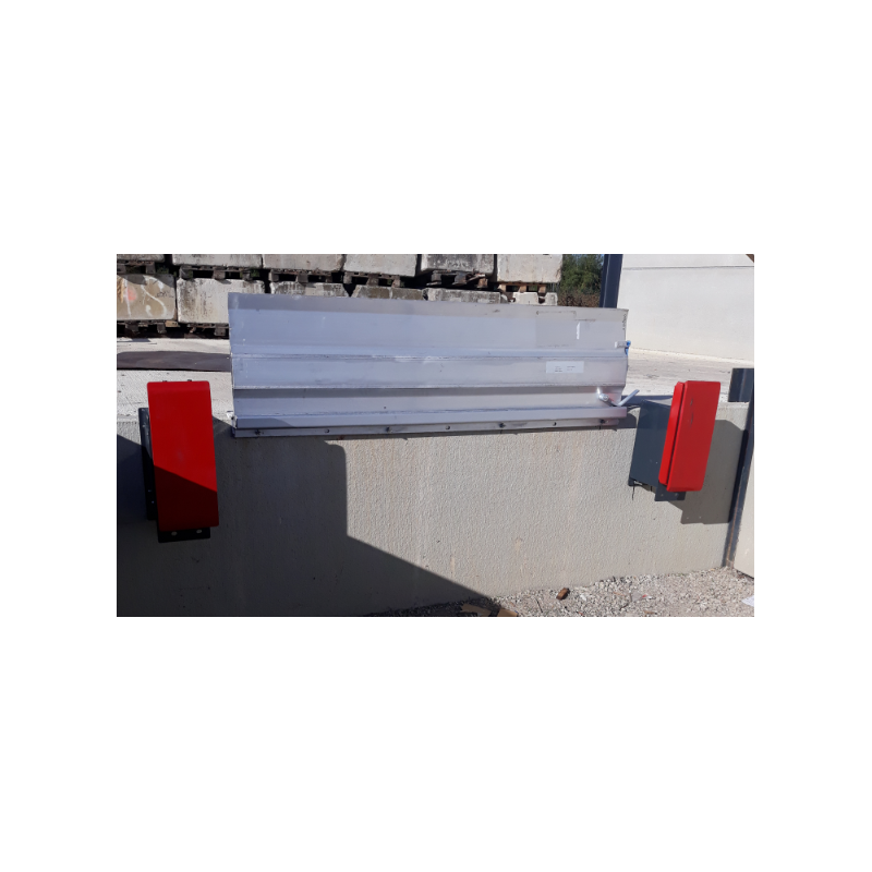 Pont de chargement aluminium sur rail articulé Lxl:410x1500 mm charge 4000 kg Deniv -50/+50 mm poids 23 kg - sangle Pont de chargement aluminium sur rail articulé Lxl:410x1500 mm charge 4000 kg Deniv -50/+50 mm poids 23 kg - sangle