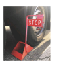 Cale de roue pour remorque poids-lourds à quai en acier avec panneau stop et chaine
