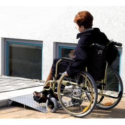 Rampe d'accès pour fauteuil roulant PMR